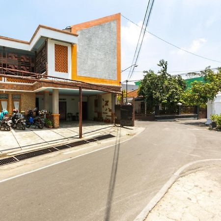 Reddoorz Syariah Near Stadion Manahan Solo 2 المظهر الخارجي الصورة