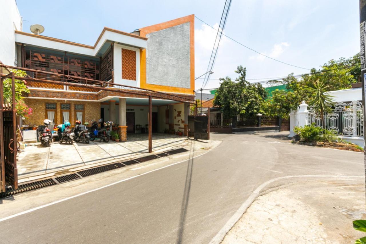 Reddoorz Syariah Near Stadion Manahan Solo 2 المظهر الخارجي الصورة